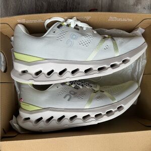 Never worn On Running Cloud Surfer Womens size 8